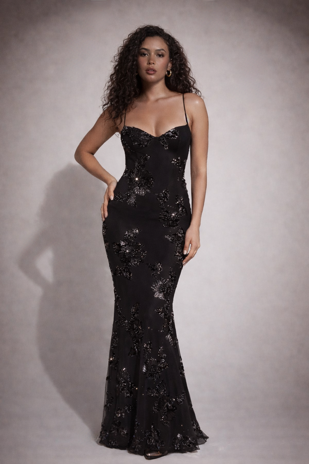Robe noire brodée, dos lacé