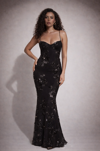 Robe noire brodée, dos lacé